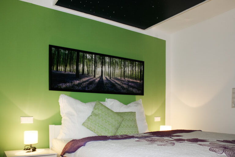 Schlafzimmer Fliederwald mit Sternenhimmel